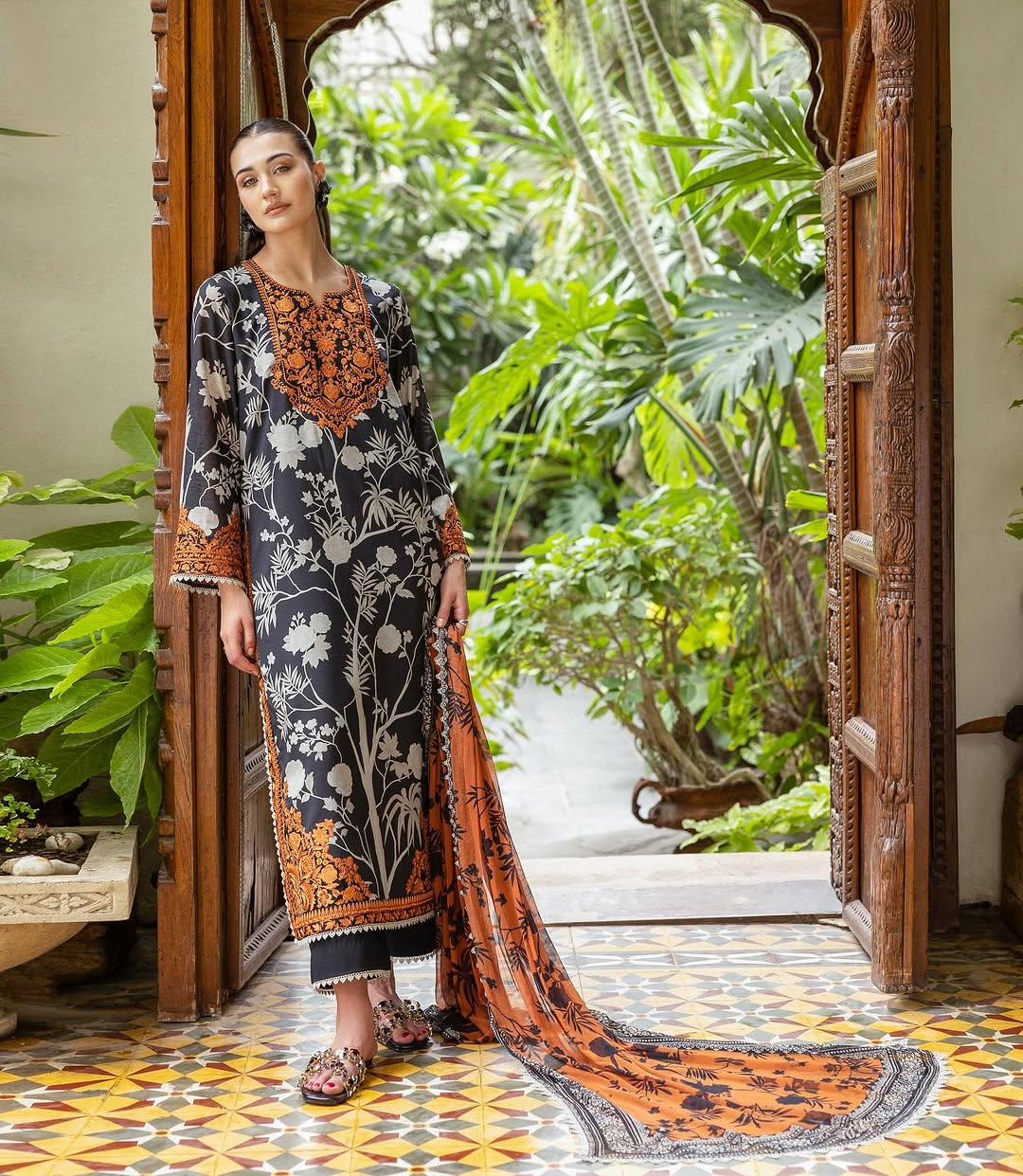 Zainab Chottani Tahra Lawn’25-Efra