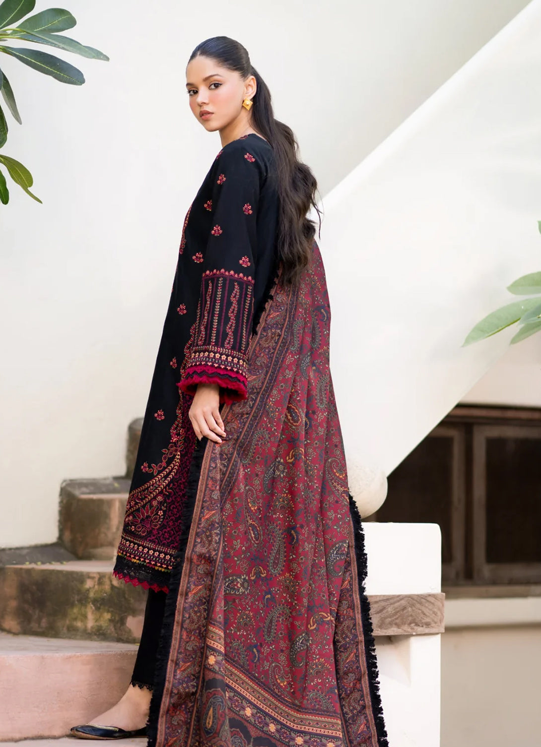 Xenia - Dhoop Kinarey - SIYAH