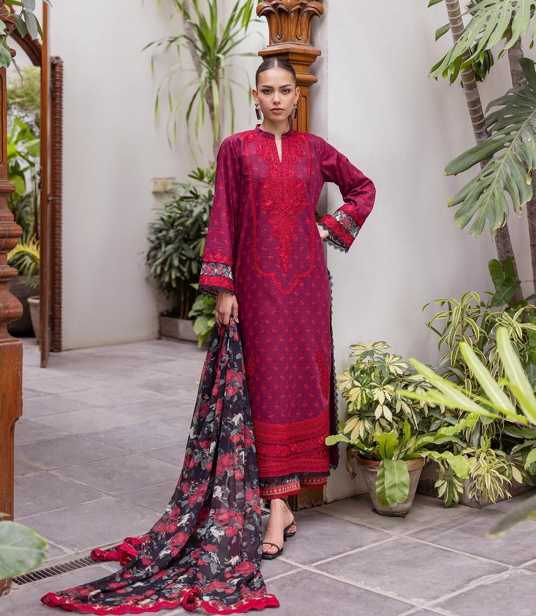 Zainab Chottani Tahra Lawn’25-Ayra